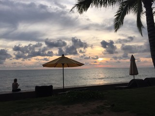 Frau schreibt sms während Sonnenuntergang