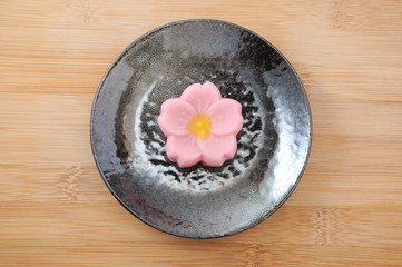 お皿にのせた 日本の和菓子 桜まんじゅう テーブル