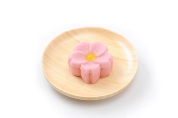 お皿にのせた 日本の和菓子 桜まんじゅう 白背景