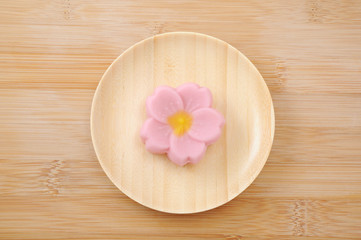 Obraz na płótnie Canvas お皿にのせた 日本の和菓子 桜まんじゅう テーブル