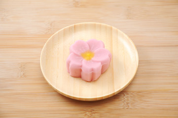 Fototapeta na wymiar お皿にのせた 日本の和菓子 桜まんじゅう テーブル