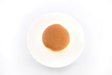 お皿にのせた スポンジケーキ ホットケーキ 白背景