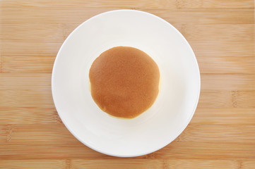 お皿にのせた スポンジケーキ ホットケーキ テーブルクロス