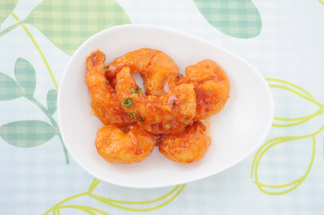 お皿にのせた エビのチリソース エビチリ 中華料理 テーブル