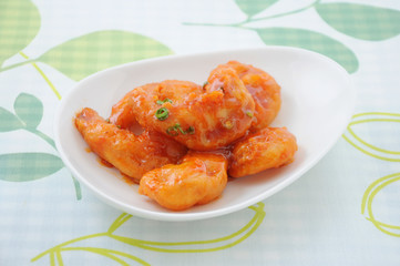 お皿にのせた エビのチリソース エビチリ 中華料理 テーブル