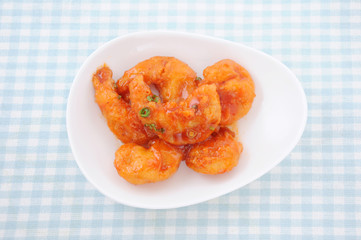 お皿にのせた エビのチリソース エビチリ 中華料理 テーブル
