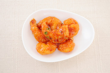 お皿にのせた エビのチリソース エビチリ 中華料理 テーブル