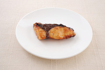 お皿にのせた ぶりの照り焼き 魚料理 テーブル