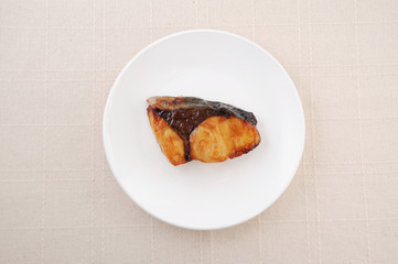 お皿にのせた ぶりの照り焼き 魚料理 テーブル