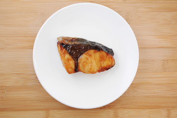 お皿にのせた ぶりの照り焼き 魚料理 テーブル