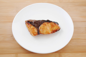お皿にのせた ぶりの照り焼き 魚料理 テーブル