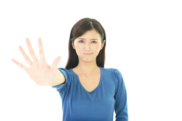 禁止の意思表示をする女性