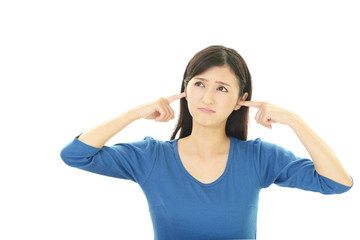 耳を抑える女性