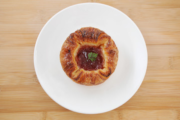 お皿にのせた 苺ジャム デニッシュパン テーブル