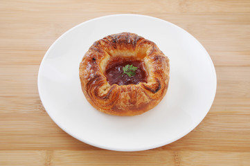 お皿にのせた 苺ジャム デニッシュパン テーブル