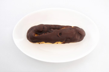 お皿にのせた エクレア シュークリーム フランスのお菓子 白背景