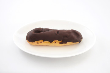 お皿にのせた エクレア シュークリーム フランスのお菓子 白背景