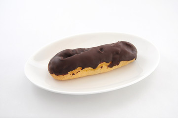 お皿にのせた エクレア シュークリーム フランスのお菓子 白背景