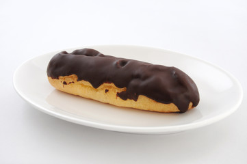 お皿にのせた エクレア シュークリーム フランスのお菓子 白背景