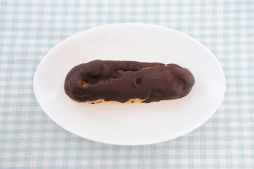 お皿にのせた エクレア シュークリーム フランスのお菓子 テーブル
