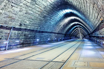 Papier Peint photo Tunnel Tunnel avec chemin de fer et tramway