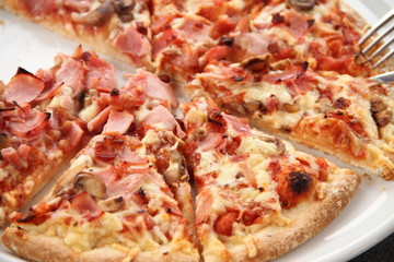 frische Pizza mit Schinken