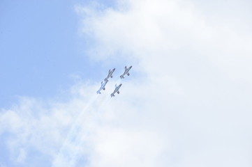 Synchronized flight of 4 planes in the team