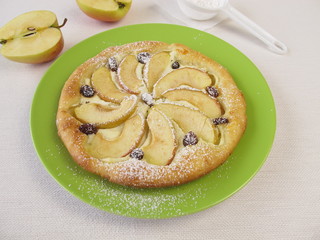 Apfelpizza mit Rosinen und Puderzucker