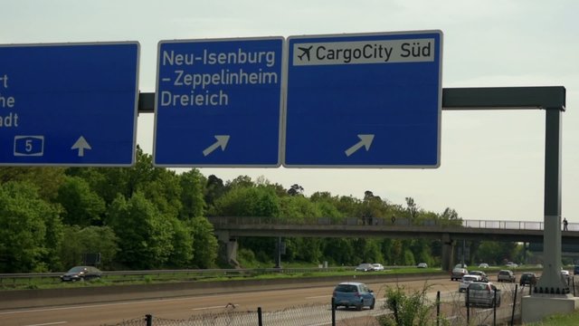 Autobahnschild CargoCity S&uuml;d