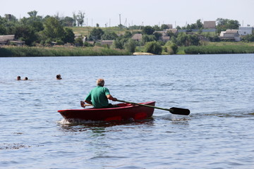 На лодке по озеру © Roman TINIAKOV