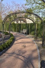 Chemin circulaire de la roseraie du parc de Solvay Tournai