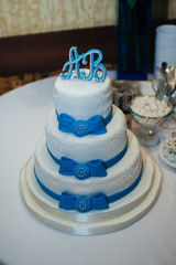 Obraz na płótnie Canvas Wedding cake in white and blue combination, adorned with flowers