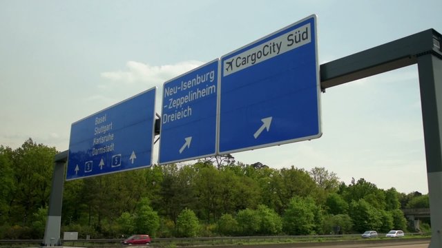 Autobahnschild CargoCity S&uuml;d