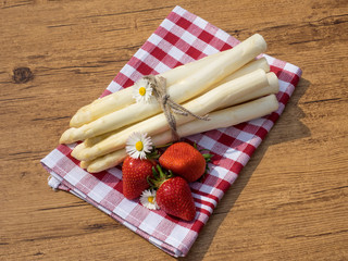 Spargel und Erdbeeren auf dem Tisch