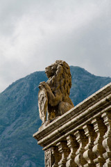 сидящий каменный лев