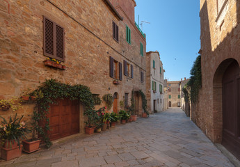 Fototapeta na wymiar Beautiful and picturesque streets of the Tuscan small town, Pien