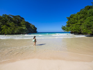 Fototapeta na wymiar Der versteckte Strand von Frenchmans Cove, Jamaika