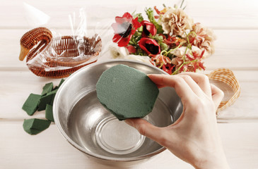 How to make bouquet of flowers in wicker goose.