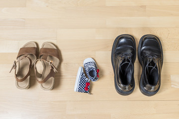 Konzeptbild Familie, 3 Schuhpaare