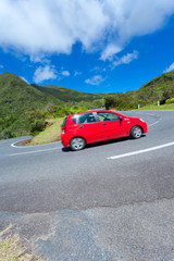 Fototapeta na wymiar voiture rouge, route des Plaines, île de la Réunion