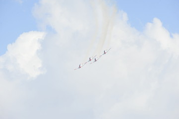 Synchronized flight of 4 planes in the team