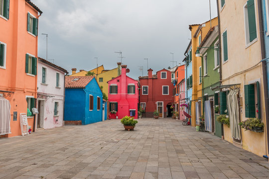 Venise Burano place maisons colorées