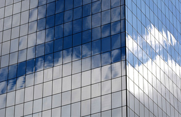 Fototapeta na wymiar Небо отражается в окнах современного офисного здания