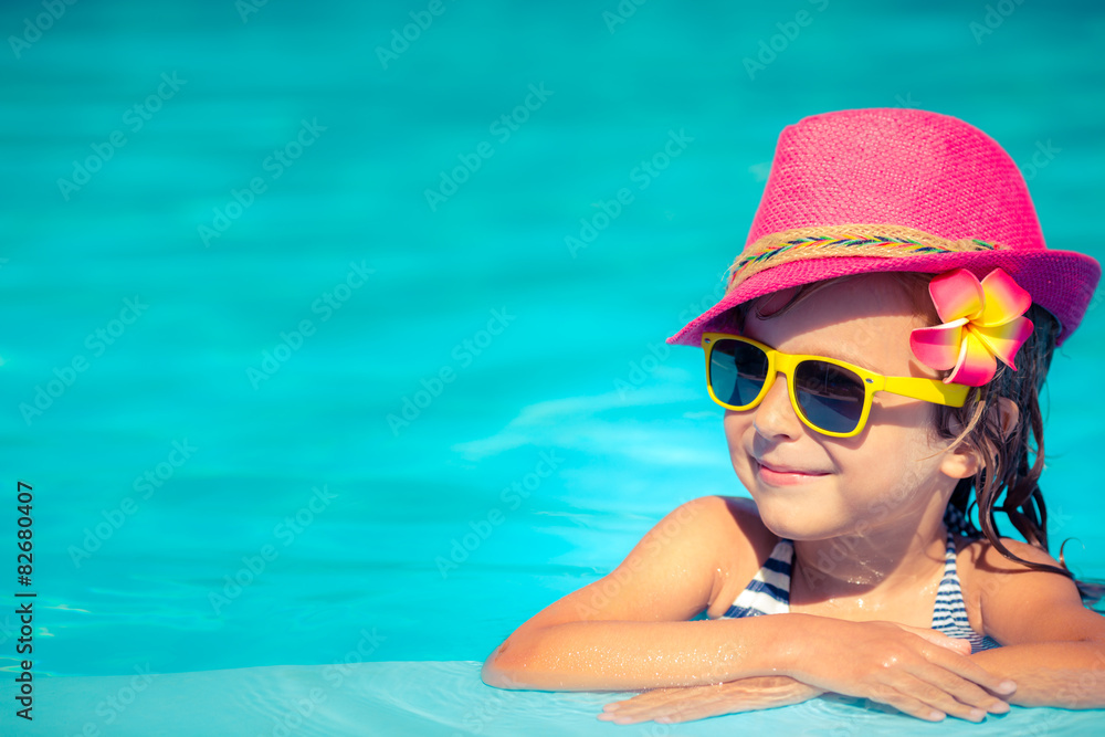 Wall mural Child playing in swimming pool