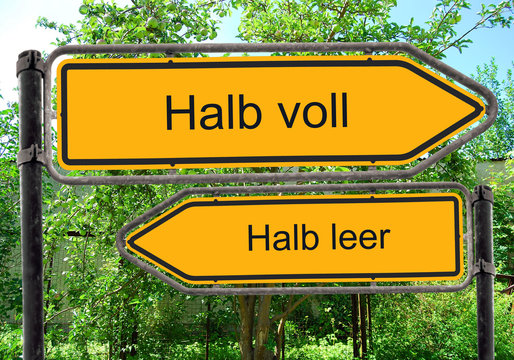 Strassenschild 40 - Halb voll