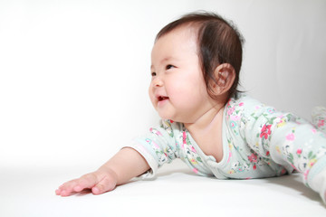 Fototapeta premium うつ伏せの赤ちゃん(0歳児)