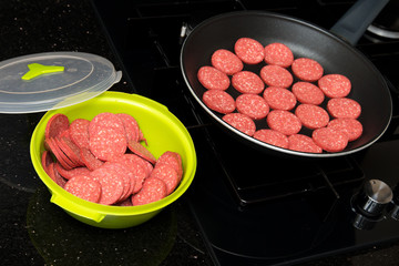 Geschnittene Bratwurst in der Pfanne