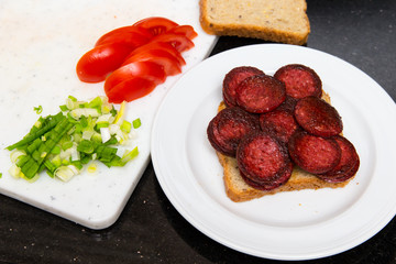 Sandwich mit gebratenen Wurstscheiben