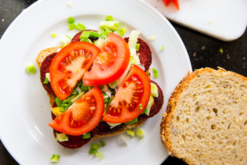 Sandwich mit gebratenen Wurstscheiben