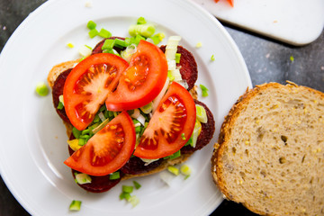 Sandwich mit gebratenen Wurstscheiben
